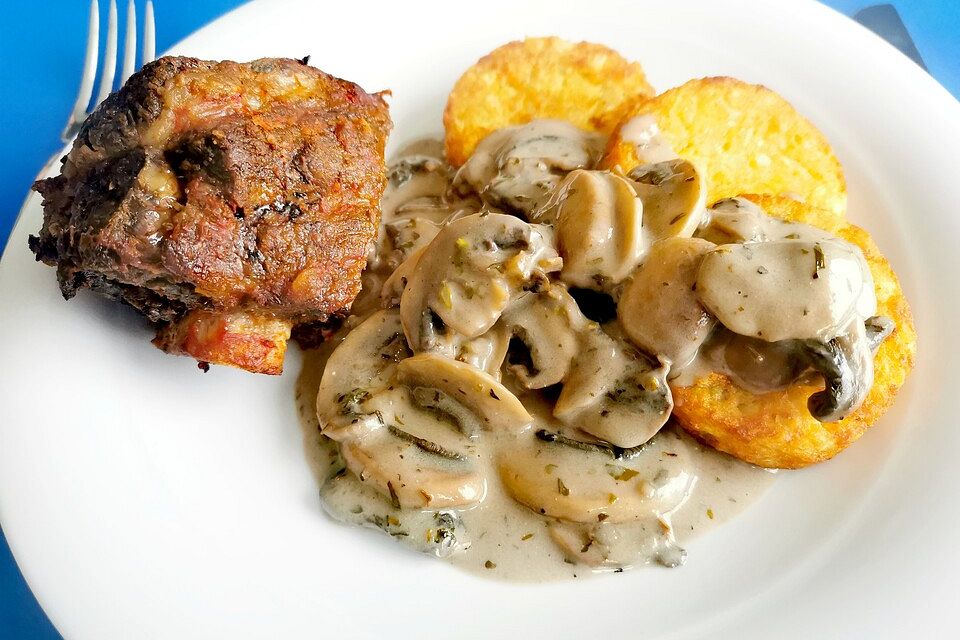 Champignons in Weißweinsauce auf Rösti