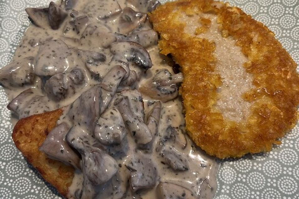 Champignons in Weißweinsauce auf Rösti