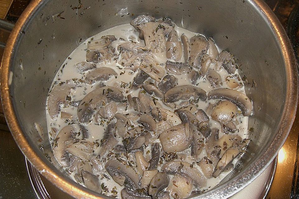 Champignons in Weißweinsauce auf Rösti