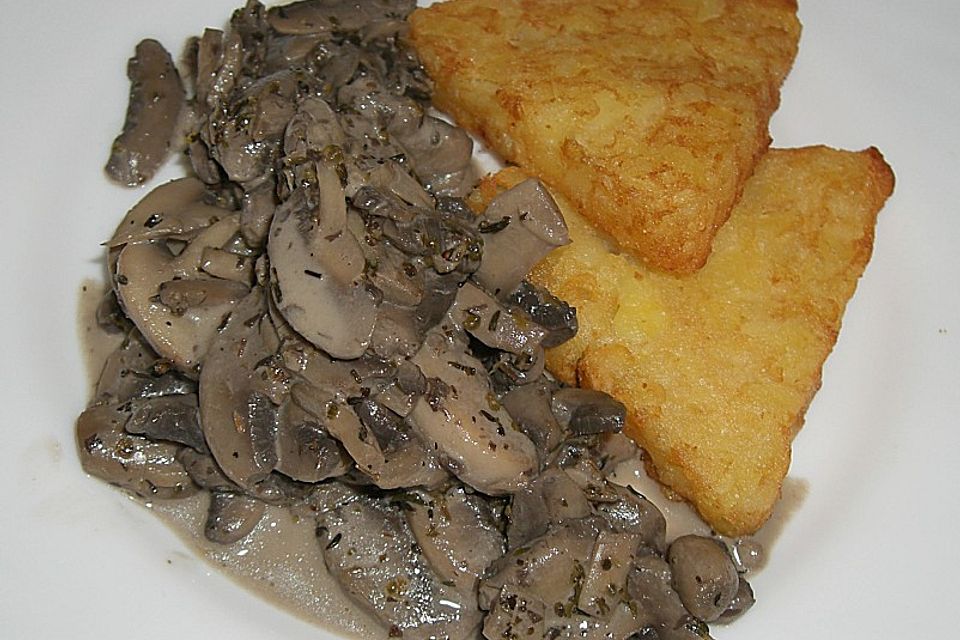 Champignons in Weißweinsauce auf Rösti