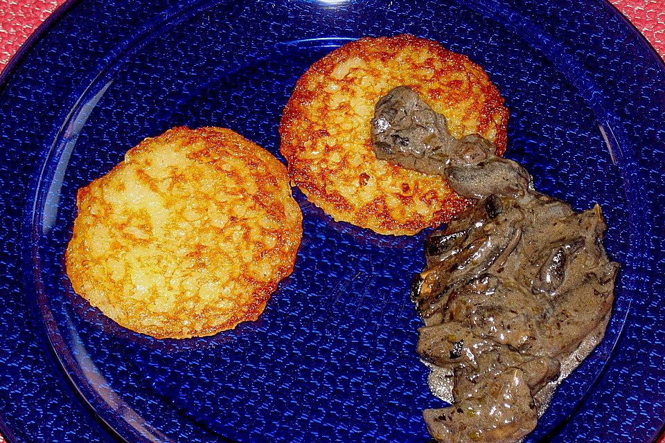 Champignons in Weißweinsauce auf Rösti