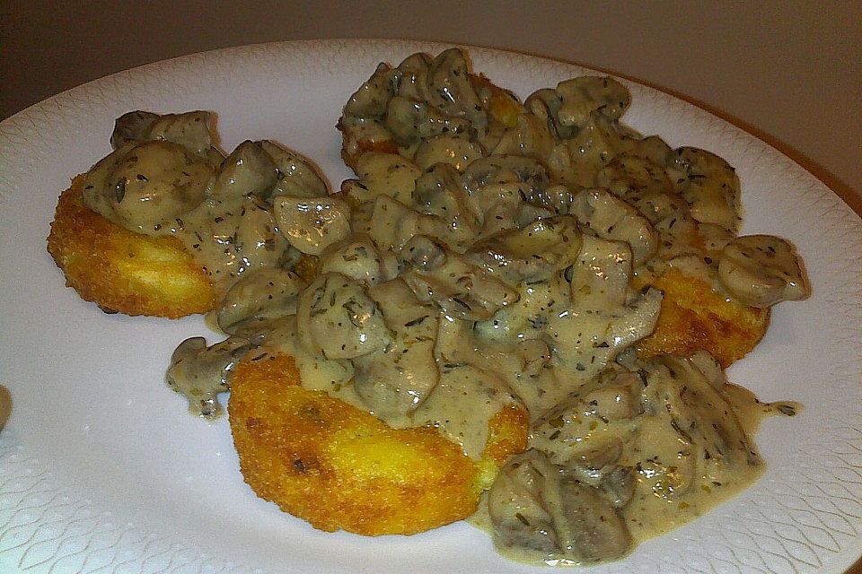 Champignons in Weißweinsauce auf Rösti