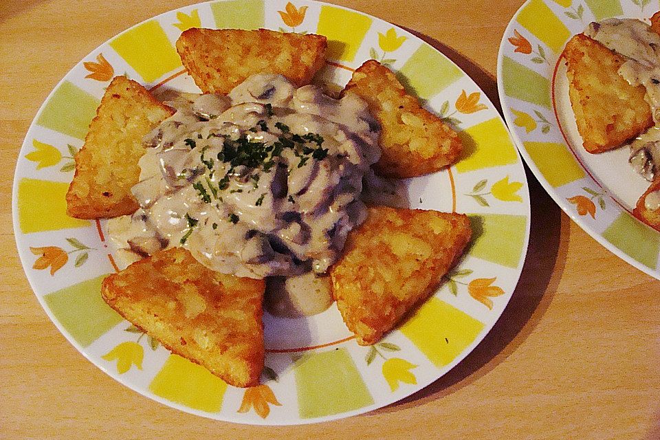 Champignons in Weißweinsauce auf Rösti