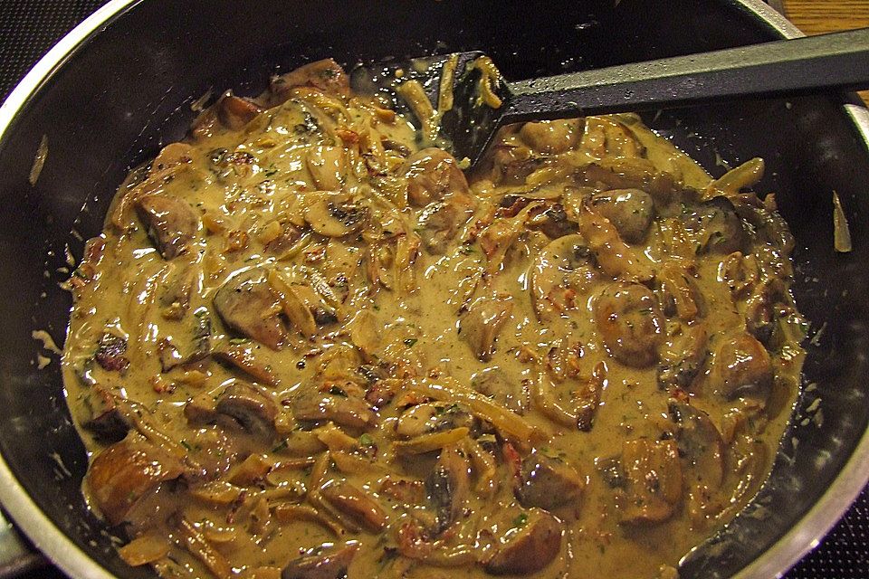 Champignons in Weißweinsauce auf Rösti