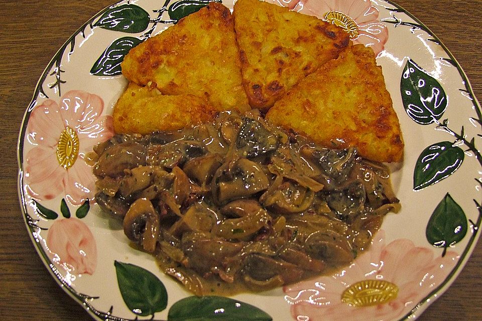 Champignons in Weißweinsauce auf Rösti