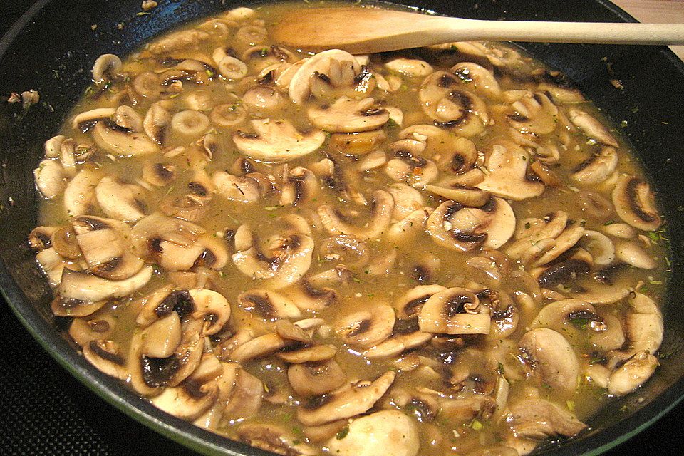 Champignons in Weißweinsauce auf Rösti