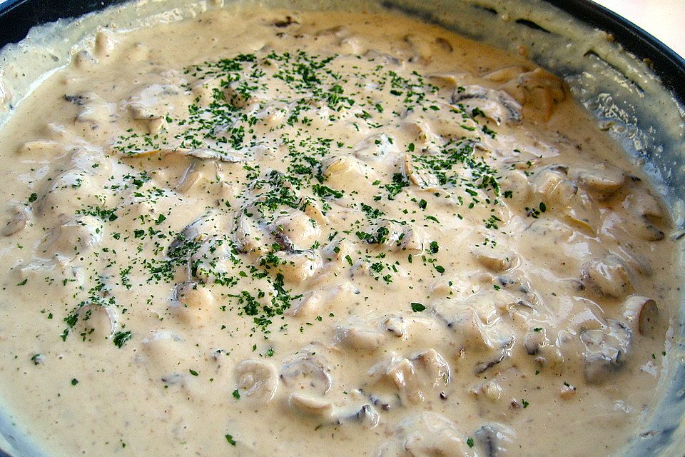 Champignons in Weißweinsauce auf Rösti