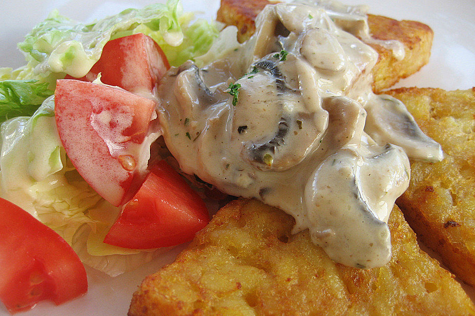 Champignons in Weißweinsauce auf Rösti