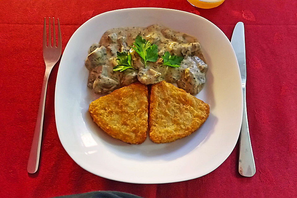 Champignons in Weißweinsauce auf Rösti