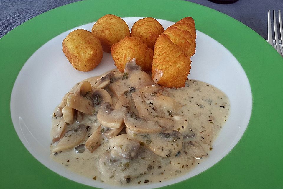 Champignons in Weißweinsauce auf Rösti