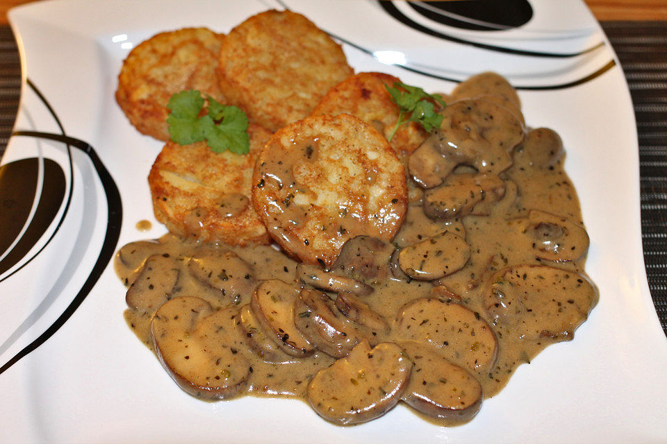 Champignons in Weißweinsauce auf Rösti