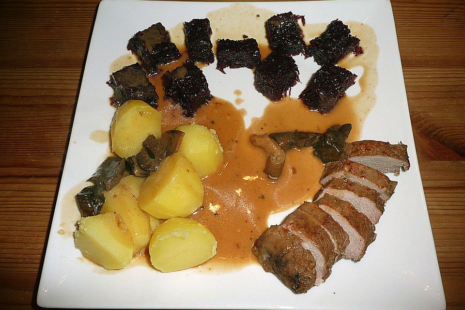 Wildschweinrücken mit kräftiger Sauce