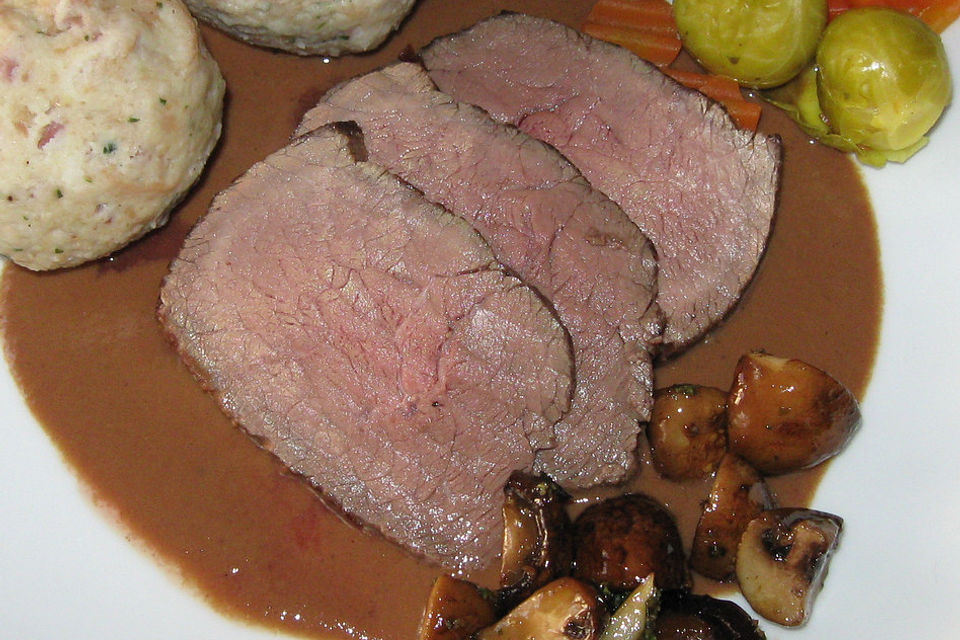 Wildschweinrücken mit kräftiger Sauce