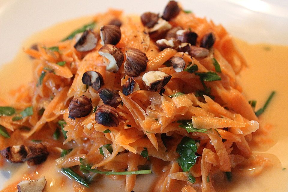 Möhren - Petersilie - Haselnusssalat mit Orangen - Joghurt - Dressing