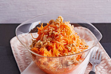 Möhren - Apfel - Salat mit Orangendressing und Walnüsse