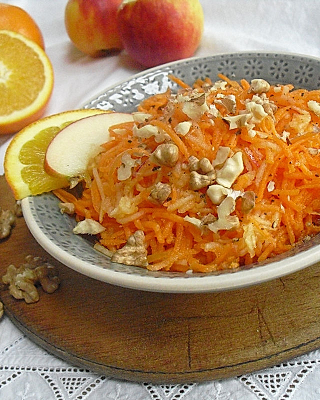 Möhren - Apfel - Salat mit Orangendressing und Walnüsse