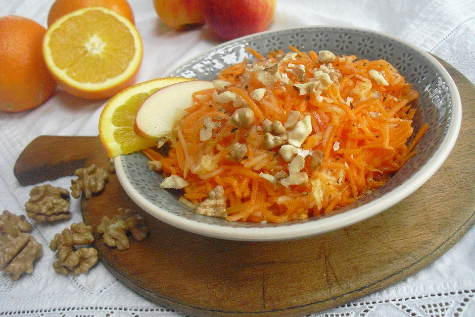 Möhren - Apfel - Salat mit Orangendressing und Walnüsse