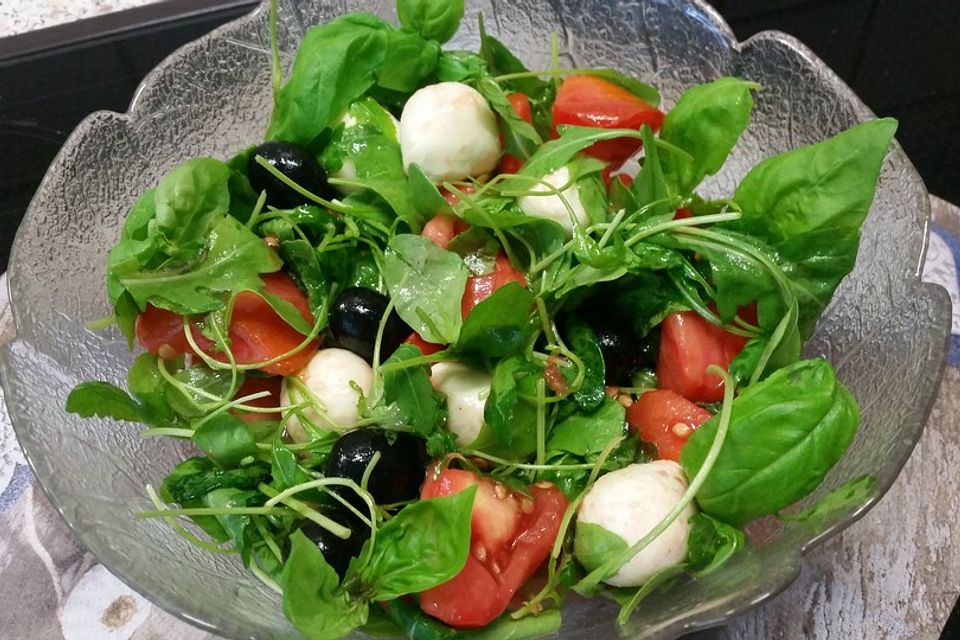 Tomaten - Oliven - Salat mit Basilikum