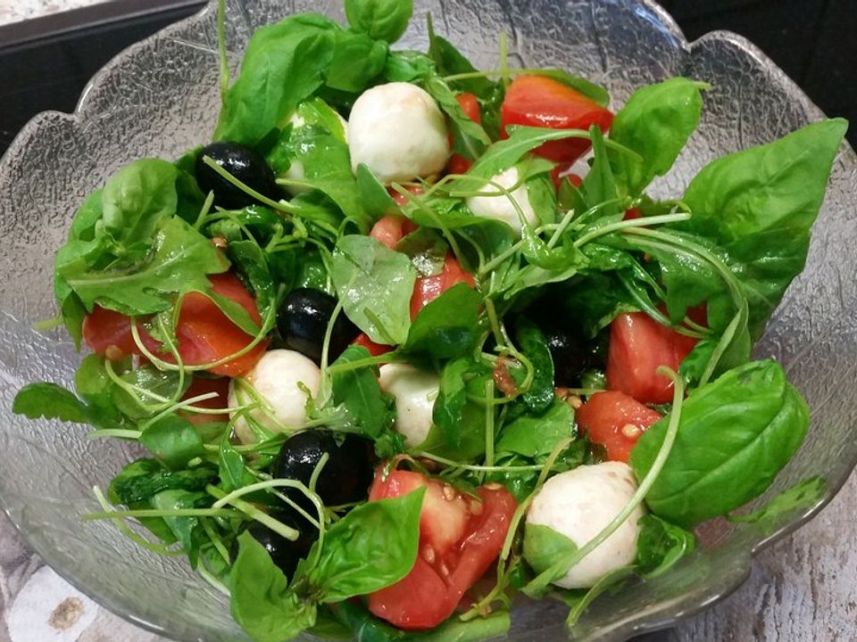 Tomaten - Oliven - Salat mit Basilikum von Kissi| Chefkoch