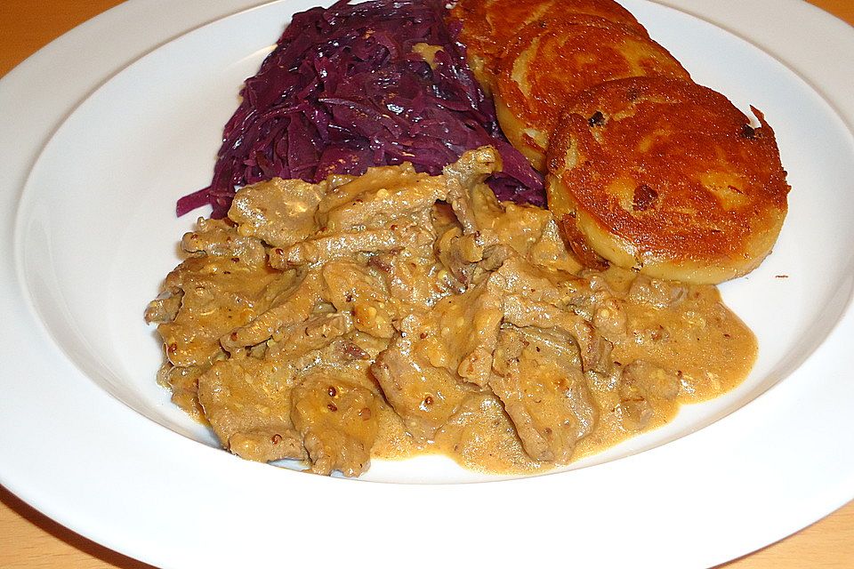 Rindergeschnetzeltes in Senf - Zwiebel - Sauce