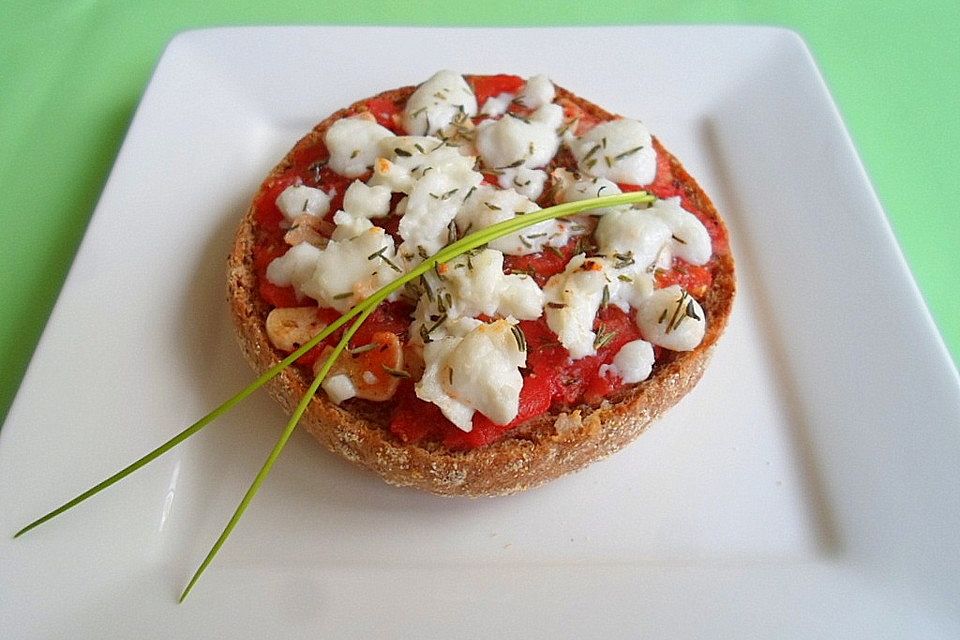 Warmer Ziegenkäse auf Brot mit Tomate