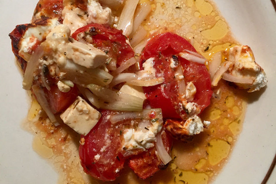 Warmer Ziegenkäse auf Brot mit Tomate