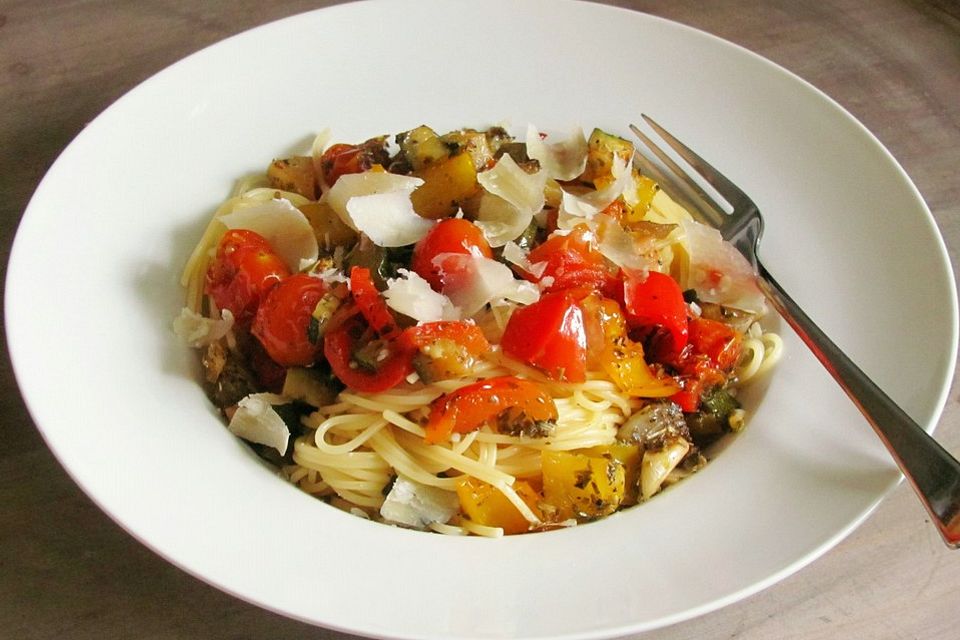 Pasta mit mediterranem Ofengemüse