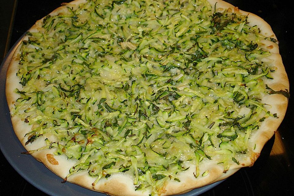 Zucchinifladen mit Kräutern und Käse