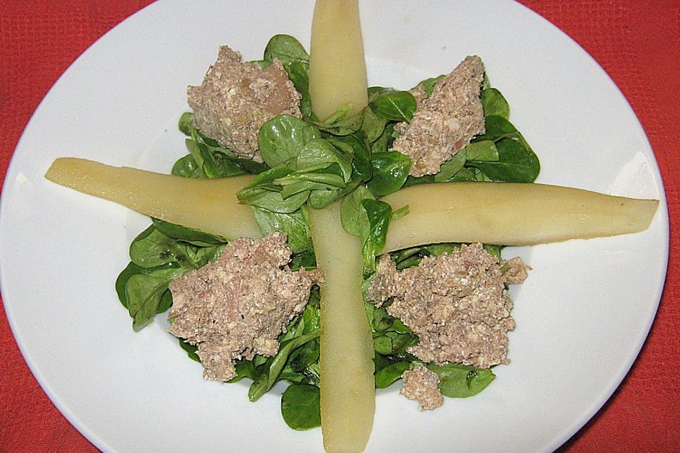 Feldsalat mit gedünsteten Birnen und Terrine de Figatelli