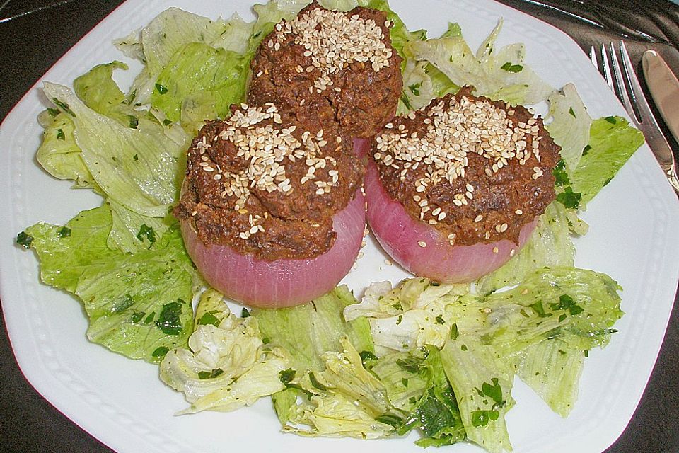 Rote Zwiebeln mit Kichererbsenpüree