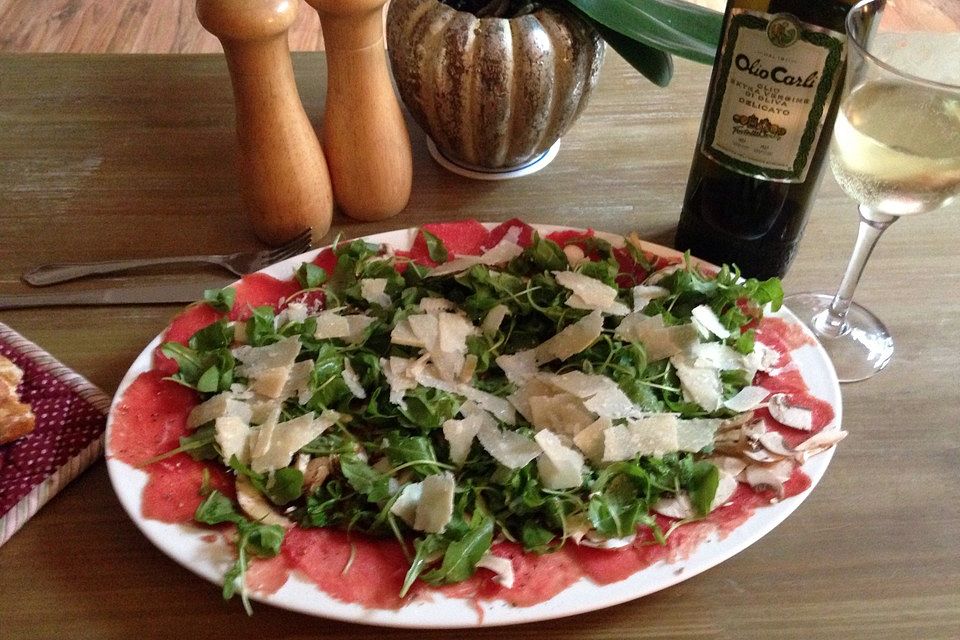 Rindercarpaccio mit Rucola und Parmesan