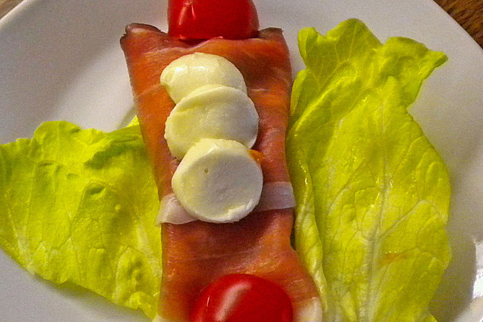 Schinkenrollen mit grünen Salat