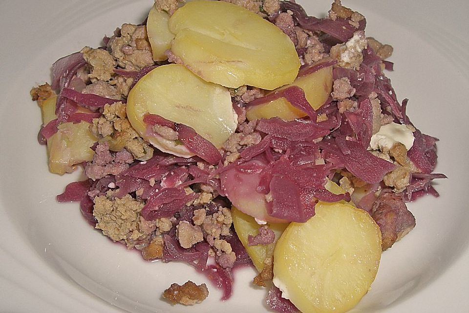 Rotkohlauflauf mit Hackfleisch und Kartoffeln