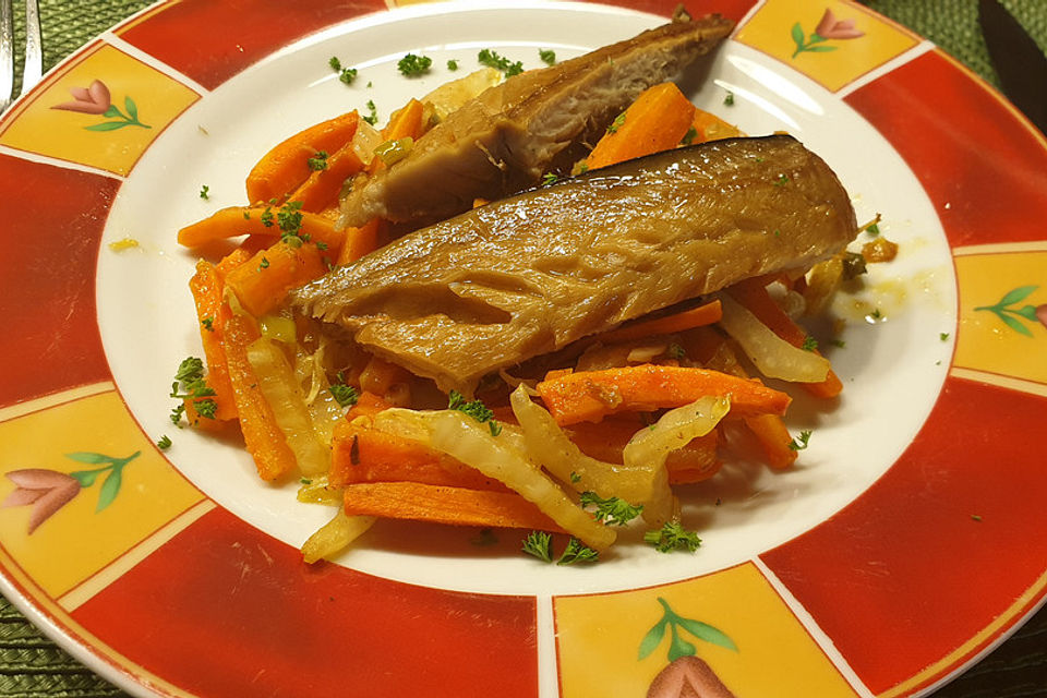 Räucherfisch auf Gemüse