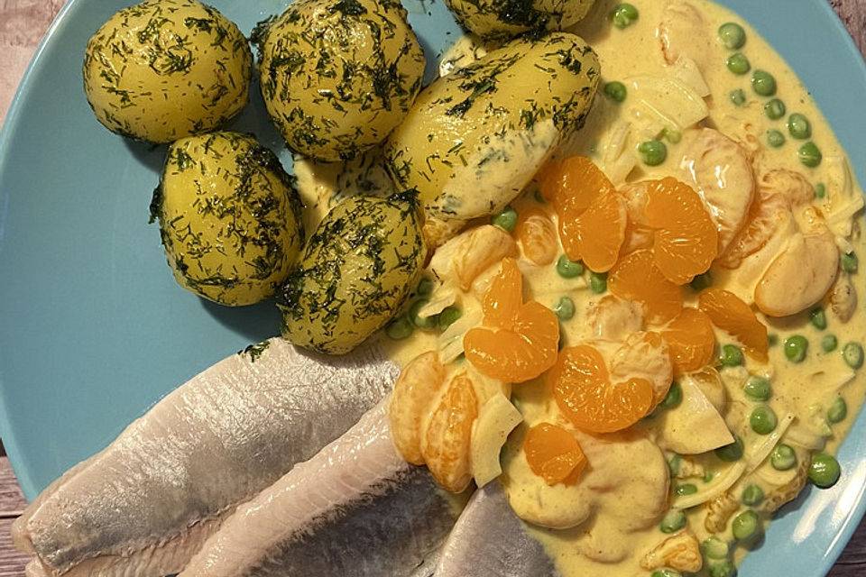 Matjesfilets mit fruchtigem Currydip und buttergeschwenkten Pellkartoffeln