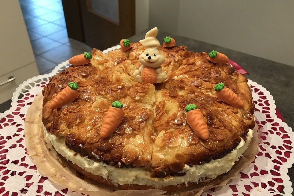 Bienenstich vom Blech mit Pudding und Sahne