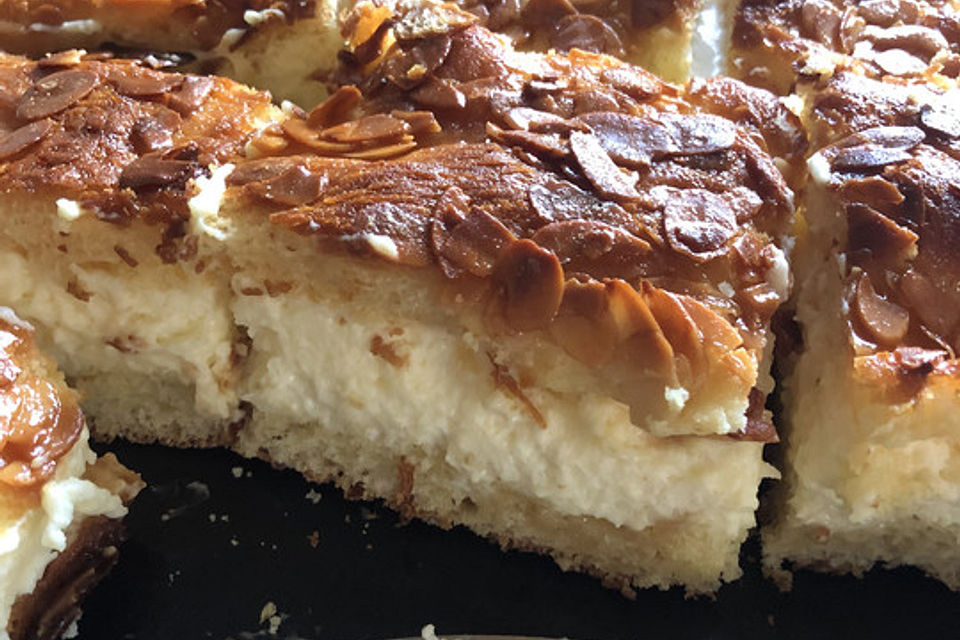 Bienenstich vom Blech mit Pudding und Sahne