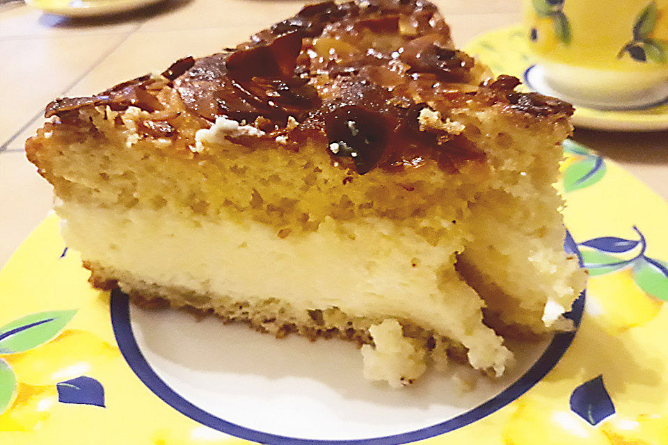 Bienenstich vom Blech mit Pudding und Sahne