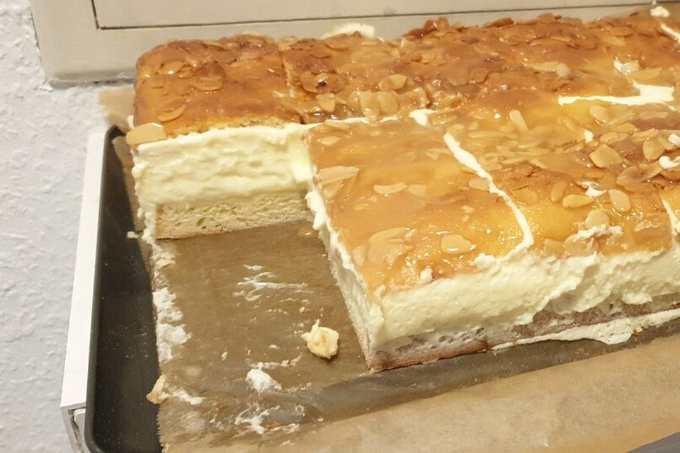 Bienenstich vom Blech mit Pudding und Sahne