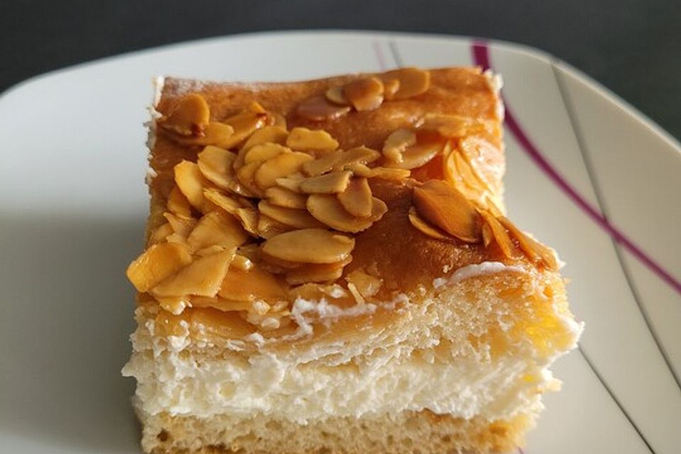 Bienenstich vom Blech mit Pudding und Sahne