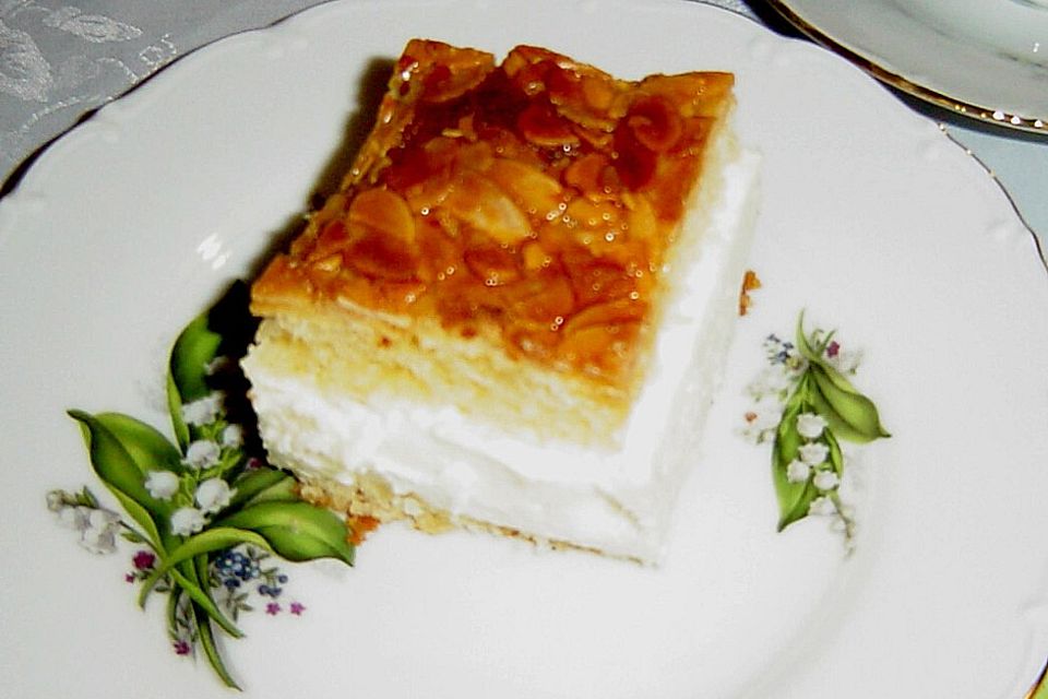 Bienenstich vom Blech mit Pudding und Sahne