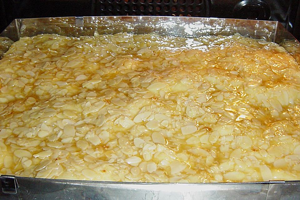Bienenstich vom Blech mit Pudding und Sahne