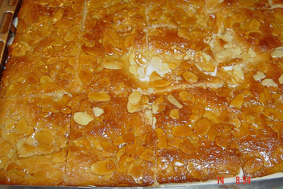 Bienenstich vom Blech mit Pudding und Sahne