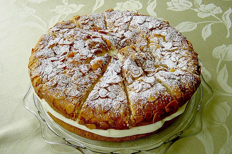 Bienenstich vom Blech mit Pudding und Sahne