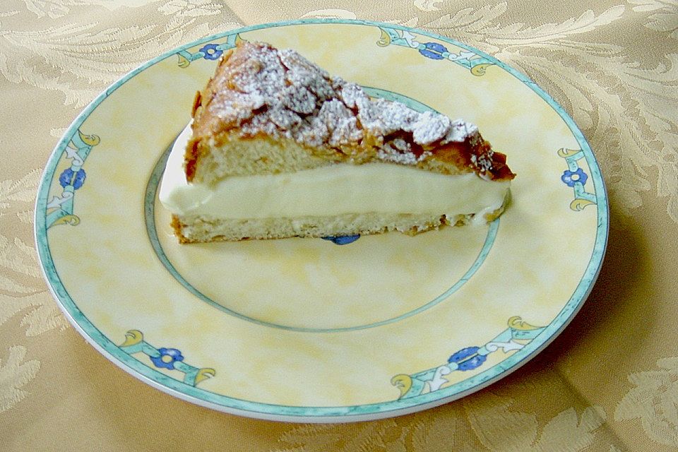 Bienenstich vom Blech mit Pudding und Sahne