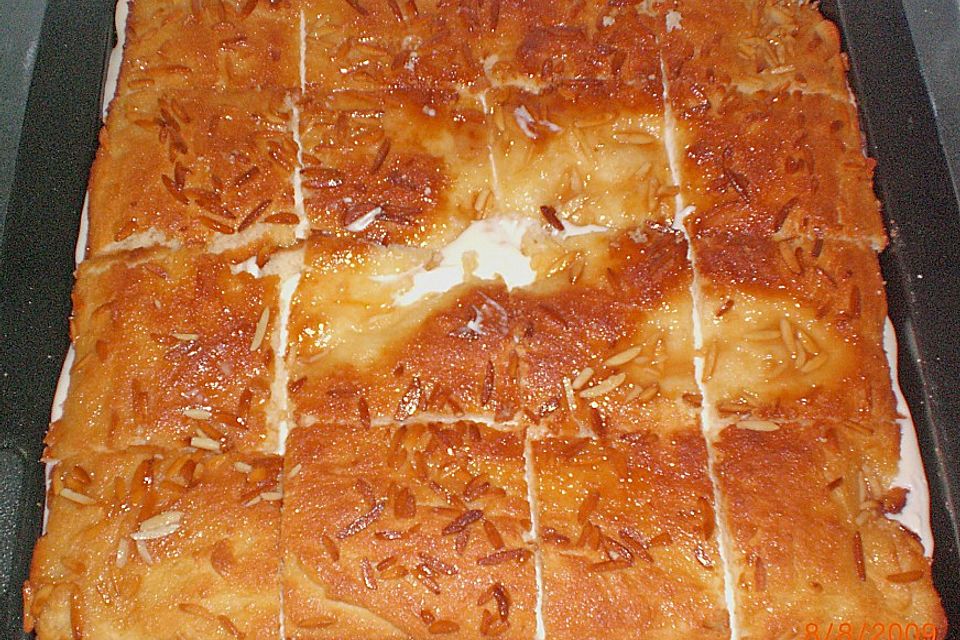 Bienenstich vom Blech mit Pudding und Sahne
