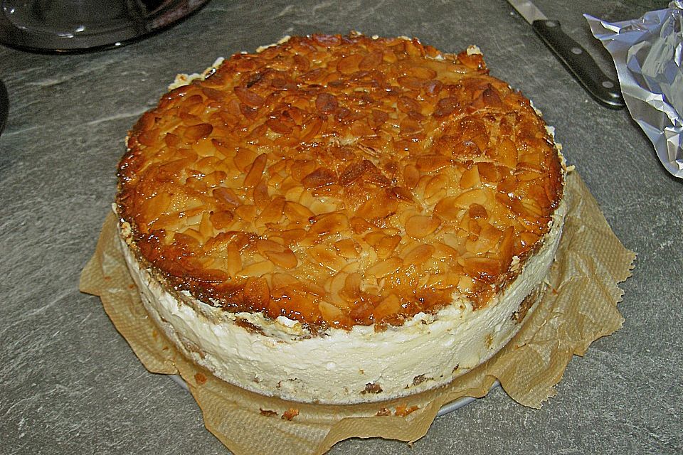 Bienenstich vom Blech mit Pudding und Sahne