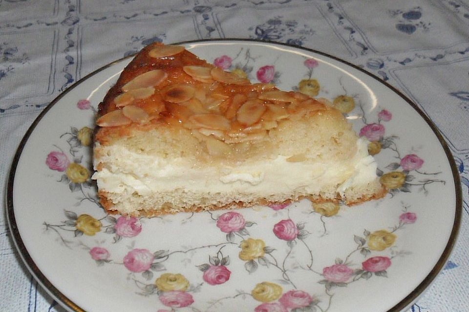 Bienenstich vom Blech mit Pudding und Sahne
