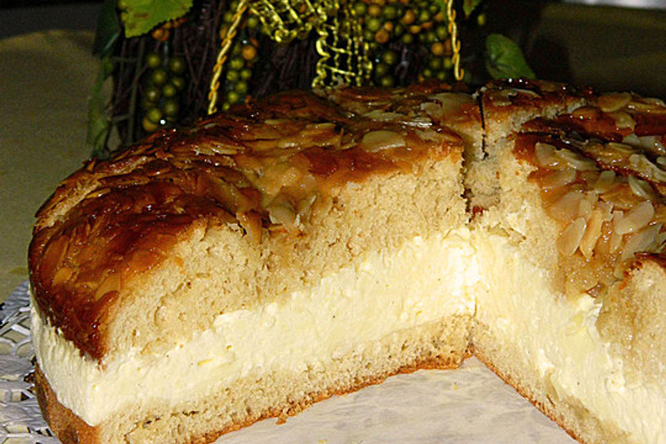 Bienenstich vom Blech mit Pudding und Sahne
