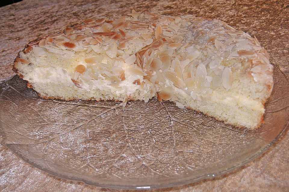 Bienenstich vom Blech mit Pudding und Sahne